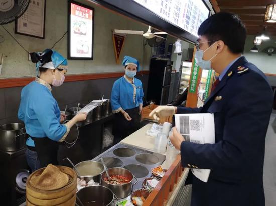 湖里區(qū)市場(chǎng)監(jiān)督管理局“三個(gè)保障”構(gòu)建助企通道，優(yōu)化餐飲企業(yè)管理服務(wù)