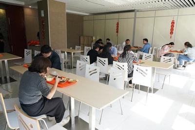 探索公益新路徑 奉賢民營(yíng)企業(yè)為何“倒貼錢”運(yùn)營(yíng)社區(qū)食堂？